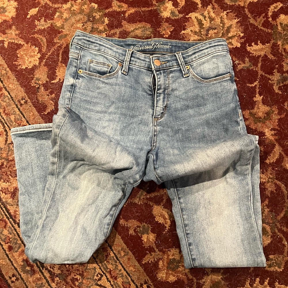 Universal Thread Women's Light Wash Blue High-Rise Jeans Size 6/28 Regular